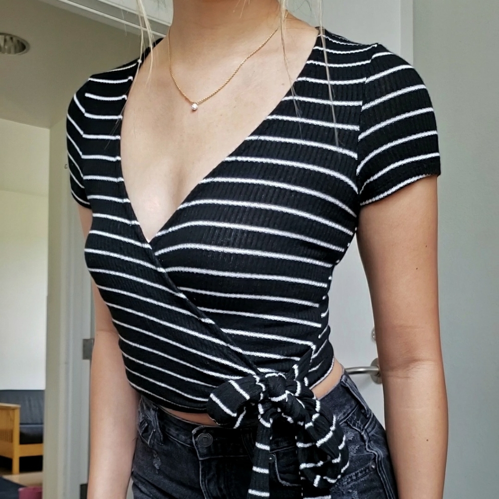 WRAP BLACK STRIPED CROP TOP